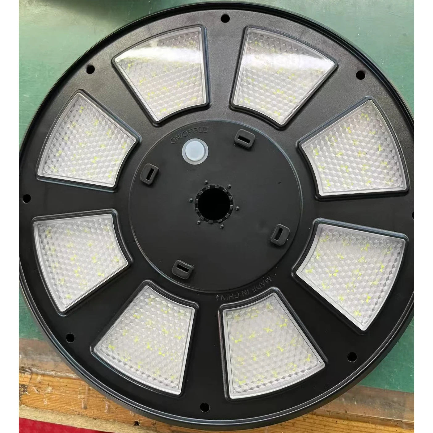 136 LED solar flagpole light, suitable for flagpoles 15-25 feet, 12 hour automatic switch from dusk to dawn, white and black