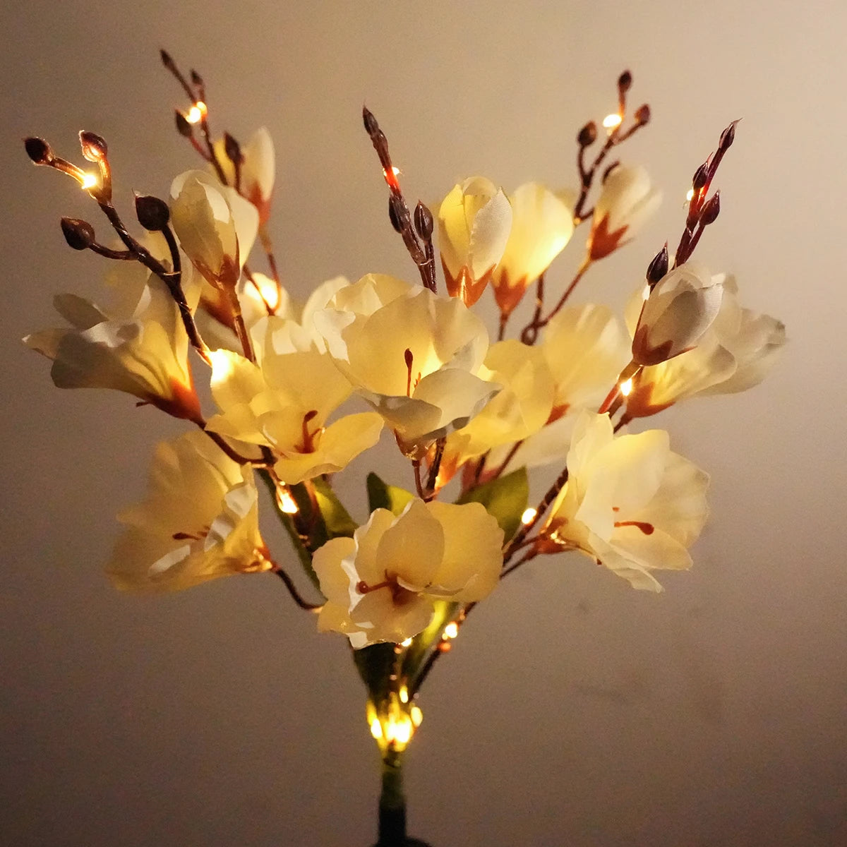 Solar powered magnolia, outdoor waterproof, suitable for decorating Christmas gardens with solar powered LED holiday lights